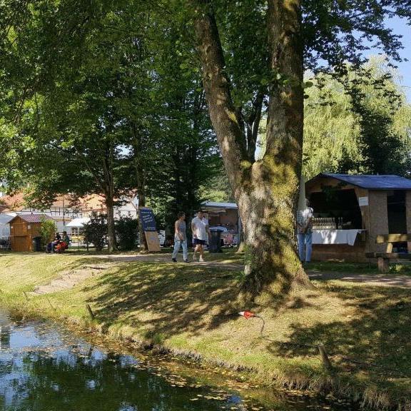 Reges Markttreiben beim Spessartmarkt in Burgjoß